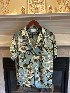 Urban Outfitters Light Blue Floral Hawaiian Short-Sleeve button down Shirt